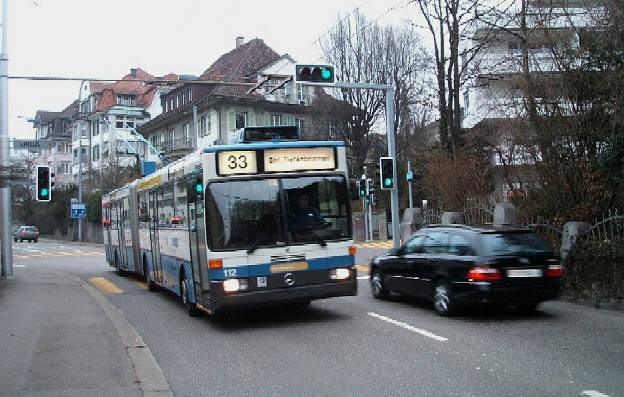 33er Bus VBZ Zri-Linie auf der Bergstrasse in Zrich kurz nach Kirche Fluntern in Richtung Bahnhof Tiefenbrunnen. Bus Seriennummer 112. Buslinie 33 Zrich