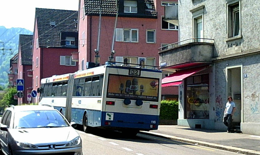 32er Bus verlsst Goldbrunnenplatz Zrich in Richtung Uetliberg an der Friesenbergstrasse Zrich