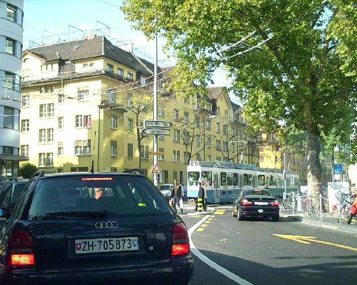 limmatplatz zrich. links die langstrasse. rechts die limmatstrasse richtung escher wyss platz. vorn 4er Tram. VBZ Zri-Linie. Tramlinie 5 bei der Tramhaltestelle Limmatplatz. Zrich West Kreis 5.