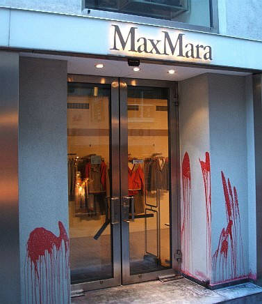 farbanschlag auf die max mara boutique in zrich, schweiz, im januar 2009. max mara verkauft pelzbesetzte kleidungsstcke