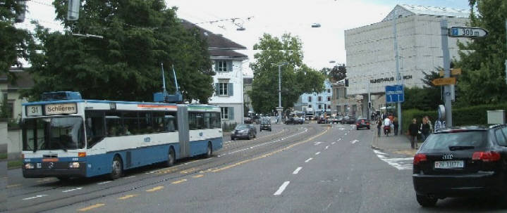 VBZ Bus 31er fhrt auf dem Seilergraben, vom Kunsthaus her kommend Richtung Central und Schlieren. Rechts das Kunsthaus Zrich. Zrcher Kunsthaus