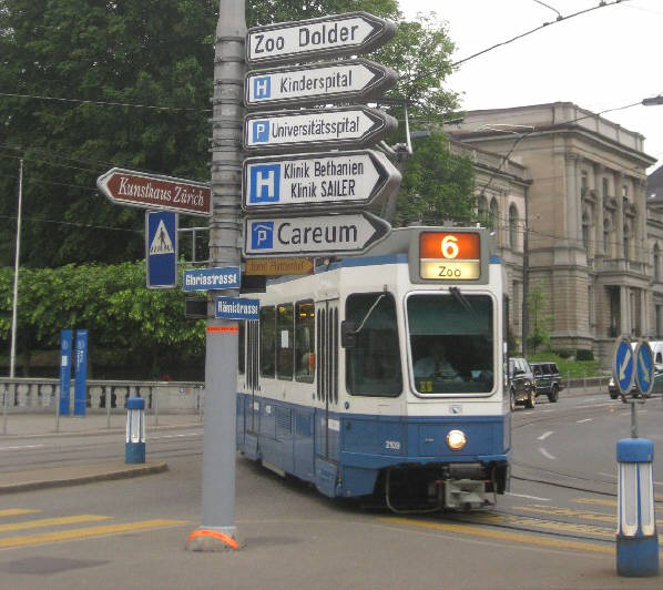 6er Tram VBZ Zri-Linie Tram 2000 Linie 6 an der Kreuzung Rmistrasse und Gloriastrasse bei der Universitt Zrich Zentrum. Das beliebte  Sechser Tram fhrt zum Zoo Zrich. VBZ Tramlinie 6  auch Schsi-Tram genannt. Hier ein Modell vom Typ 'Tram 2000'.  Mai 2009