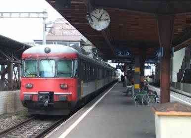 Mirage Triebzug der S-Bahn Zrich. RABDe 12-12. Der Urahn der Zrcher S-Bahn Zge. verkehrte erstmals 1967 auf der Goldkstenlinie Zrich-Meilen-Rapperswil. Im Dezember 2008 wurden die Mirage-Zugskompositionen endgltig aus dem Verkehr gezogen.