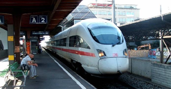 ICE Zug der Deutschen Bahn DB hlt im Bahnhof . Der ICE fhrt die Strecke Zrich-Singen-Stuttgart-Singen-Zrich