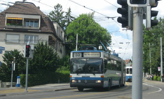 VBZ Bus 33 fhrt die Kraftstrasse beim Rehbrunnen herunter zum Bushalt Kirche Fluntern. 