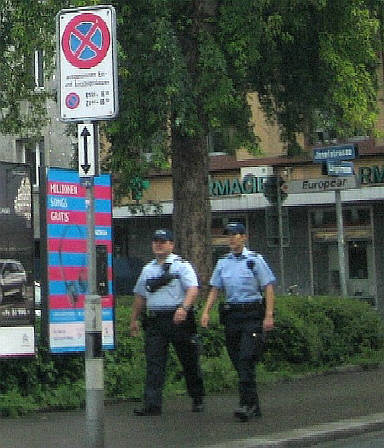 stadtpolizei zrich auf patrouille an der langstrassde zrich-west industriquartier stadtkreis 5 . juli 2009
