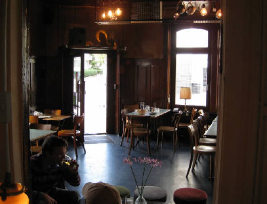 Blick ins Innere der Cafe Bar Nordbrcke in Zrich Wipkingen.