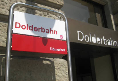 Dolderbahn Rmerhof Haltestelle Tafel. Eingang zum Kiosk und zur Dolderbahn am Rmerhof Zrich